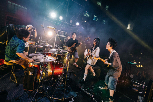 태국 방콕에서 열린 '방콕뮤직시티 2025' 중 '코리아 스포트라이트' 무대에서 다브다가 공연을 하고 있다. 콘진원 제공